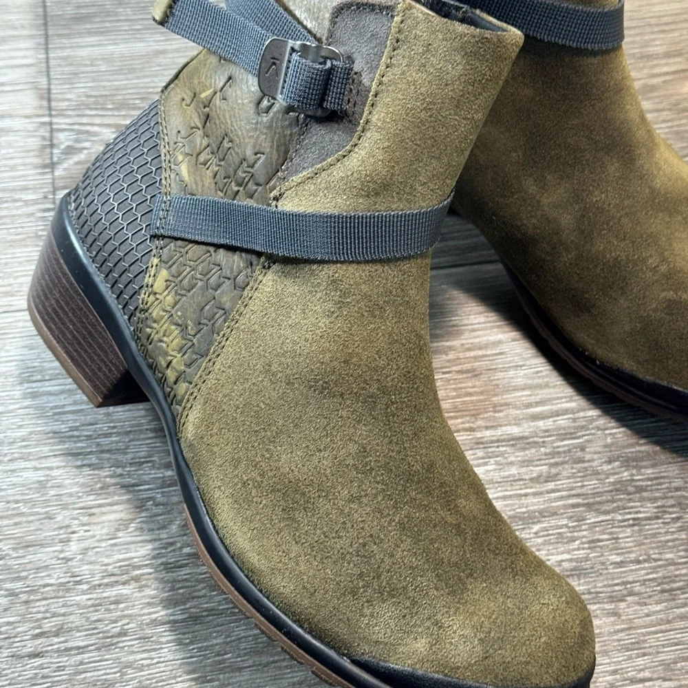 Keen Olive Green Ankle Boots woman’s size 8 (s199)